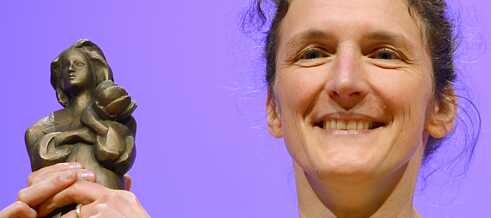Martina Wildner bei der Verleihung des Deutschen Jugendliteraturpreises 2014 mit dem „Momo“-Pokal. 