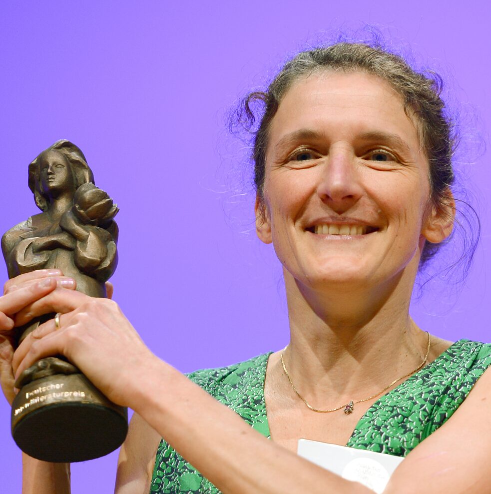 Martina Wildner alla premiazione del Deutsche Jugendliteraturpreis 2014, il più importante riconoscimento tedesco dedicato alla letteratura per ragazzi, con il trofeo “Momo”.