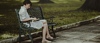 Biblioteca debajo de los arboles