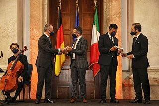Preisverleihung in der italienischen Botschaft in Berlin. V.l.n.r.: Armando Varricchio, italienischer Botschafter in Berlin; Marc Herter, Oberbürgermeister der Stadt Hamm; Antonio Decaro, Bürgermeister der Stadt Bari; Viktor Elbling, deutscher Botschafter in Rom