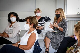 Arbeitsgespräch der Goethe-FIT-Schulen. V.l.n.r.: Grazia Zagariello (Deutschlehrkraft in Bari), Rosa Scarcia (Schulleiterin in Bari), Giulia Tucci (Deutschlehrkraft in Mailand), Marialuisa Brambilla (Deutschlehrkraft in Brescia)