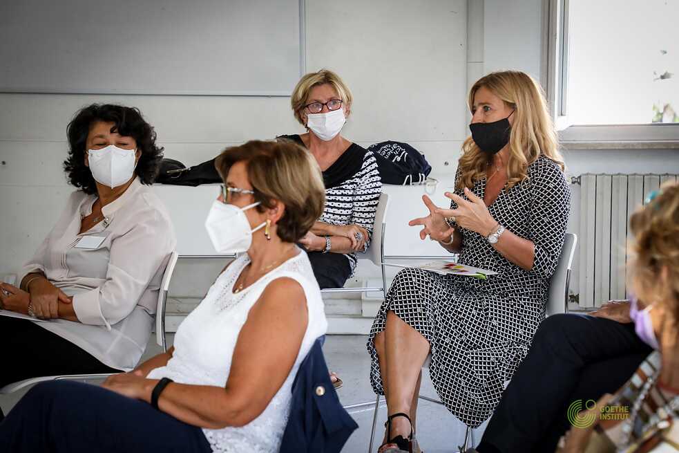 Arbeitsgespräch der Goethe-FIT-Schulen. V.l.n.r.: Grazia Zagariello (Deutschlehrkraft in Bari), Rosa Scarcia (Schulleiterin in Bari), Giulia Tucci (Deutschlehrkraft in Mailand), Marialuisa Brambilla (Deutschlehrkraft in Brescia)