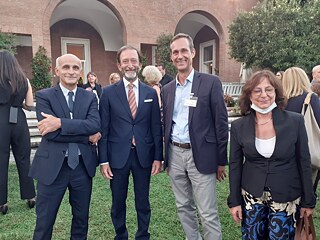 Empfang in der Residenz des deutschen Botschafters in Rom. V.l.n.r.: Luciano Tonidandel (Schulleiter der FIT-Schule N. Copernico in Brescia), Botschafter der Bundesrepublik Deutschland Viktor Elbling, Klaus Dorwarth (PASCH-Koordinator Italien, Goethe-Institut Rom)
