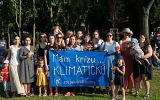 Picknick der Vereinigung Besorgte Mütter vor dem Sitz der slowakischen Regierung. Auf dem Transparent steht: „Ich habe eine Krise... eine Klimakrise“