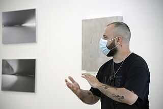 Sanatçı Stelios Kallinikou sergisinin sunumunu yapıyor