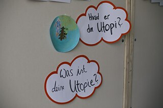 Sprechblasen mit dem Text "Was ist deine Utopie"?