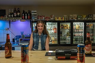 Bianca Reuvers hinter der Theke