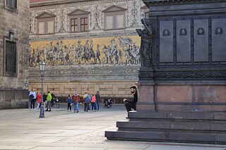 Der Schloßplatz. Im Hintergrund das berühmte Porzellanwandbild „Der Fürstenzug“
