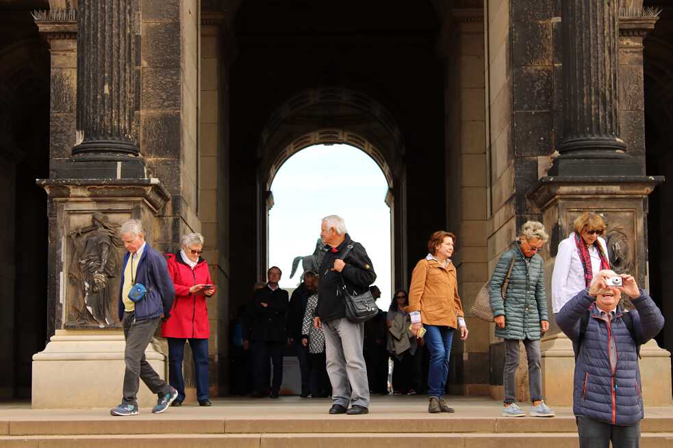 Eine Gruppe von Tourist*innen im Zwinger