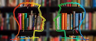 Austausch hinter Bücherregalen