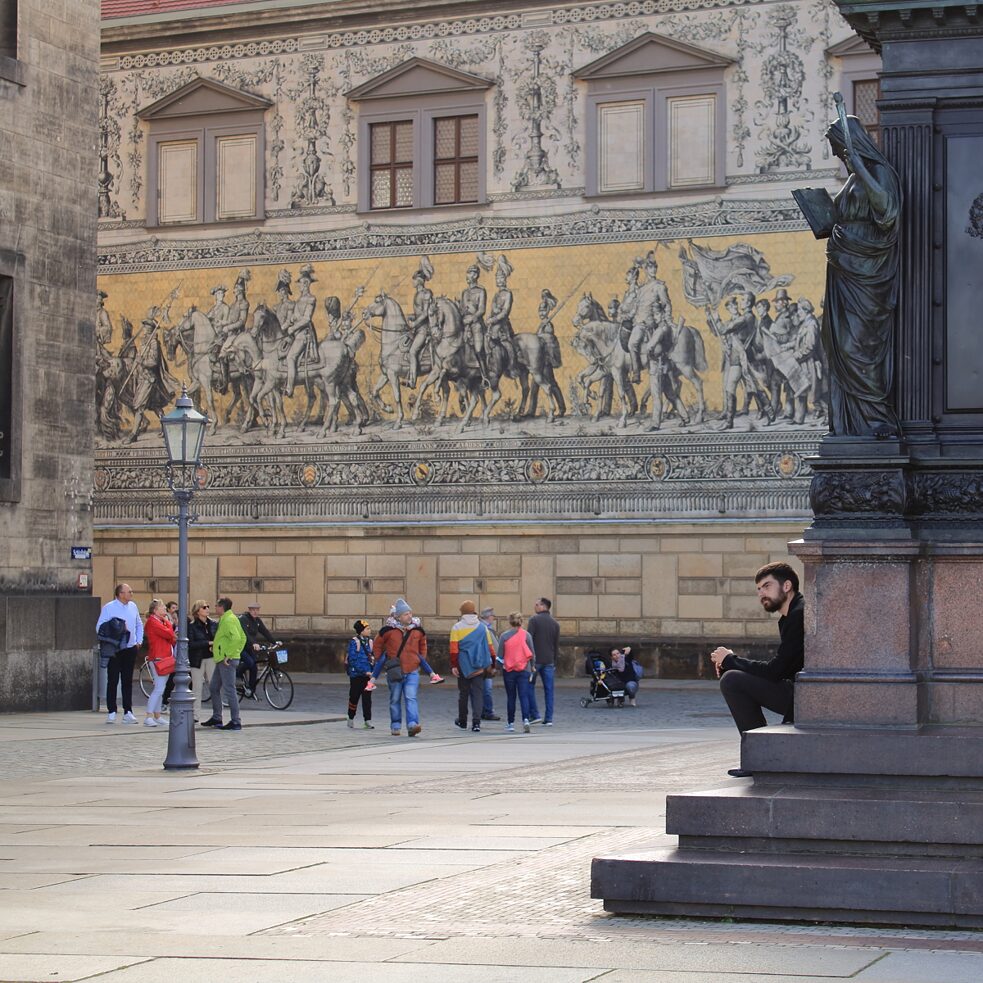La Schlossplatz, sullo sfondo il famoso mosaico di porcellana raffigurante il corteo dei principi (Fürstenzug)