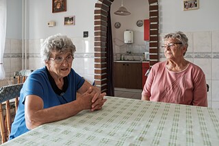 Józsefné Spannenberg, Tante Ilonka (links), mit ihrer Schwester Tante Marika