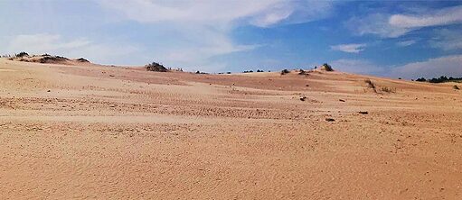 Sanddünen unter einem blauen Himmel