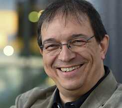 Andreas Eschbach má důvod k úsměvu, protože jeho knihy se pravidelně objevují na seznamech bestsellerů. Jeho sci-fi román Die Haarteppichknüpfer (česky vyšel v roce 2001 pod názvem Tkalci gobelínů) rozhodně stojí za přečtení. 