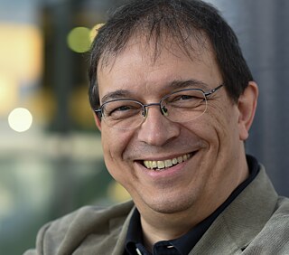 Andreas Eschbach má důvod k úsměvu, protože jeho knihy se pravidelně objevují na seznamech bestsellerů. Jeho sci-fi román Die Haarteppichknüpfer (česky vyšel v roce 2001 pod názvem Tkalci gobelínů) rozhodně stojí za přečtení. 