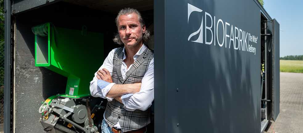 Biofabrik-Gründer Riedel steht in einer „WastX Plastic“-Anlage, in der Plastikabfall zu Öl verarbeitet wird. 