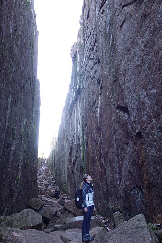 Die beeindruckende, circa 40 Meter tiefe Schlucht Slåttdalsskrevan im Skuleskogen Nationalpark