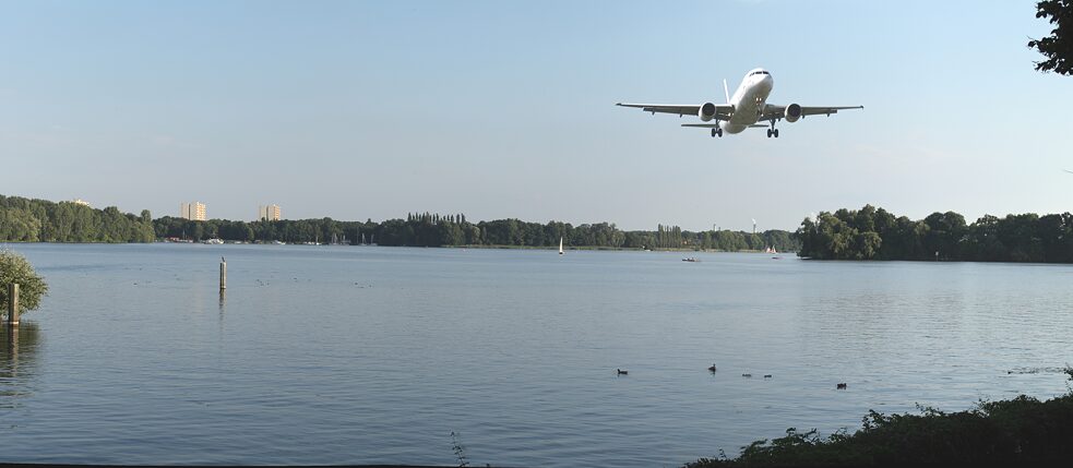 Ein Flugzeug startet über dem Tegeler See: Für das neue Stadtviertel, das auf dem Gelände des ehemaligen Flughafens Tegel entstehen soll, ist umfangreiches Regenwassermanagement vorgesehen. 