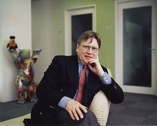 „Seit frühen Jugendjahren hatte ich durch den Beruf des Vaters erste Auslandserfahrungen. In meinen Studienjahren (1964-1975) bereiste ich als Musiker auf Tourneen meines Bonner Orchesters Europa, Südamerika, Asien, Australien und Neuseeland. Forschungsaufenthalte im Ausland und eine frühe Universitätskarriere in Brasilien kamen hinzu. Diese Erfahrungen bestärkten meinen Entschluss, in der Auswärtigen Kulturpolitik tätig zu werden. Die größte Herausforderung dabei war für mich, als Vertreter der jungen Nachkriegsgeneration aus einem durch Krieg geteilten Deutschland und inmitten eines Kalten-Krieg-Konfliktszenarios mit den politischen Mitteln der internationalen kulturellen Zusammenarbeit einen aktiven Beitrag zum notwendigen Dialog und zur Versöhnung zwischen Gesellschaftssystemen, Kulturen, in Diktaturen, jungen und etablierten Demokratien zu leisten. Durch aktives und immer partnerschaftlich inkludierendes Eintauchen in ungewöhnliche, mutige‚ ‚Gegen-den-Strich‘-Projekte haben mir alle Stationen zu stetig wachsender analytischer Kompetenz und erfahrungsbasiertem kulturpolitischem Vermittler- und Expertentum verholfen. Und dies für mein ganzes, immer noch im AKBP-Terrain aktives und hoffentlich noch langes Leben.“ 