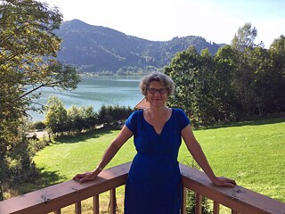 „Es war ein Privileg meiner Arbeit, den Künstler*innen und Intellektuellen dieser Länder so nahe kommen zu dürfen und ihr Vertrauen zu genießen. Dadurch habe ich unendlich viel gelernt! An diesen sehr unterschiedlichen Dienstorten durfte ich mich rumtreiben, beobachten, hinhören, immer wieder überlegen: Wo gibt es hier Anknüpfungspunkte für künstlerische Zusammenarbeit oder für politische Auseinandersetzungen? Von Anfang an habe ich Koproduktionen und Residenzen gefördert, besonders im zeitgenössischen Tanz, denn Austausch gelingt am besten in der tätigen Zusammenarbeit. Durch den Klimawandel wissen wir, dass die großen Probleme der Menschheit nicht nur politisch, sondern auch gesellschaftlich und kulturell gelöst werden müssen. Hier kann das Goethe-Institut einen Beitrag leisten. Besonders partizipative Projekte sind geeignet, um den Bürger*innen eine Bühne und Stimme zu geben.“