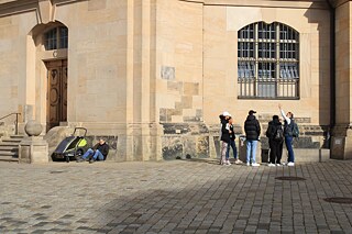 Einer der Eingänge zur Frauenkirche hinter dem Martin-Luther-Denkmal