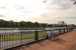 Die Uferpromenade beim Rosengarten