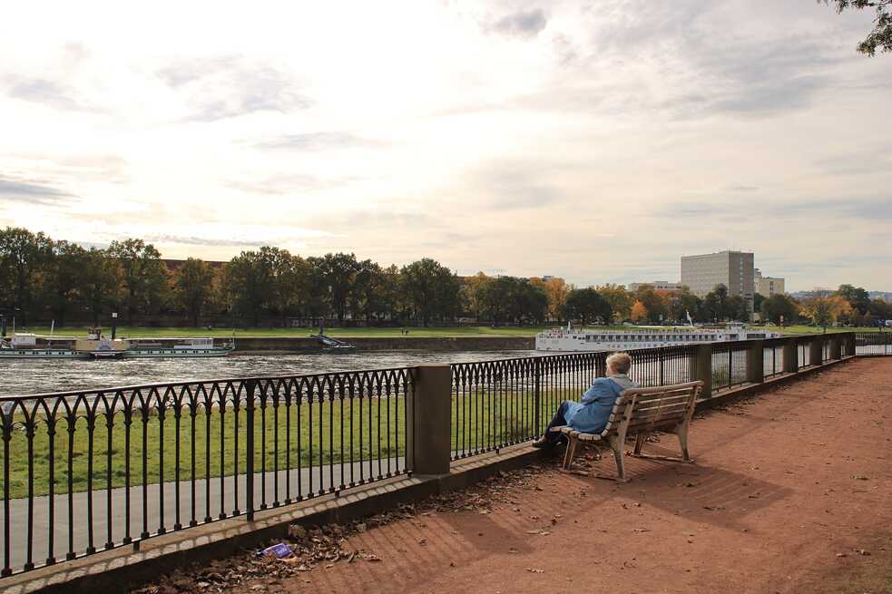 Die Uferpromenade beim Rosengarten