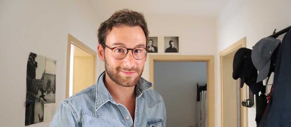 Male Booktubers are very rare in the Booktube universe. An exception is “KainUndAbel” (Cain and Abel), which is sometimes self-mocking