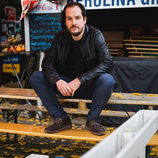 Der Autor Max Czollek sitzt auf einem Tisch. &copy; Foto: Konstantin Boerner Max Czollek