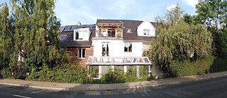 2n40: Panoramaansicht des Hauses von vorne