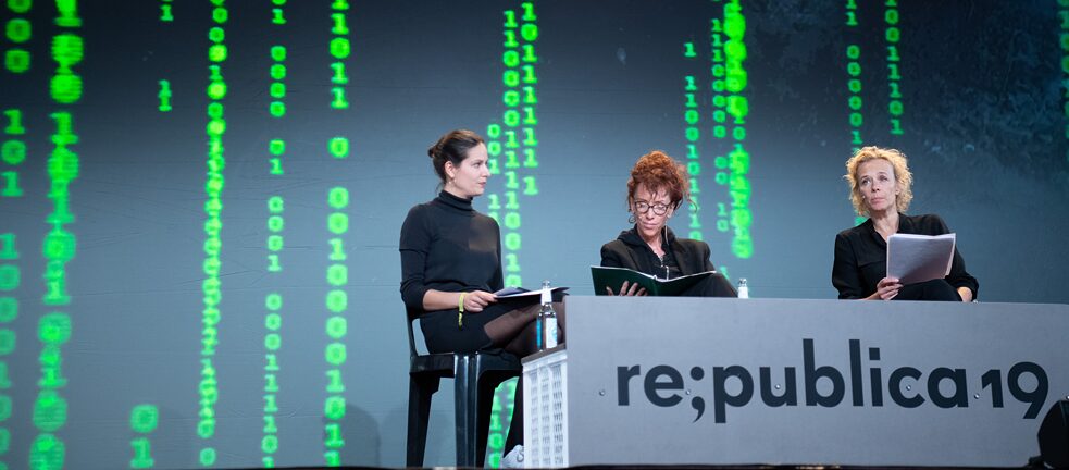 Die Schriftstellerin Sibylle Berg (mitte) und die Schauspielerin Katja Riemann (rechts) lesen während der Digitalkonferenz „re:publica“ aus dem Roman „GRM – Brainfuck“ von Sibylle Berg. Links Moderatorin Nora Wohlfeil.