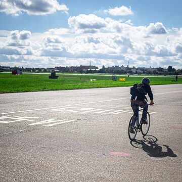 Fahrradfahrer am Flughafen Tempelhof