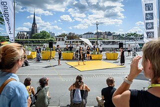 In the first action in August 2020, "4x4 - Space for New Things" was installed on the Main riverbank with the intention of using spaces in urban areas in an alternative way, creating inspiration and strengthening them. 