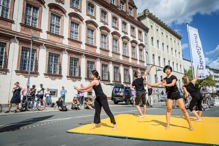 A yellow square measuring four by four metres on which AMP ensemble of of Marika Ostrowska-Geiger and Florian Geiger could dance and perform. 
