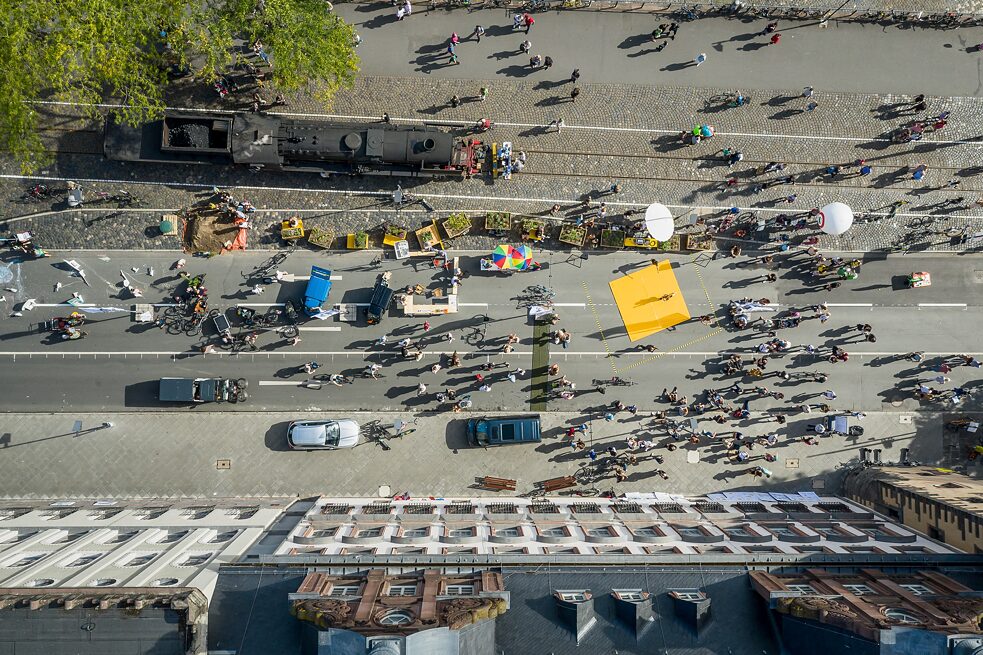 As part of their Project “4x4-Raum für Neues”, AMP Dance Company developed yellow square ´action spaces´ that were used for the first time at the Making Frankfurt Action Day in August 2020 on Frankfurt's Mainkai. 