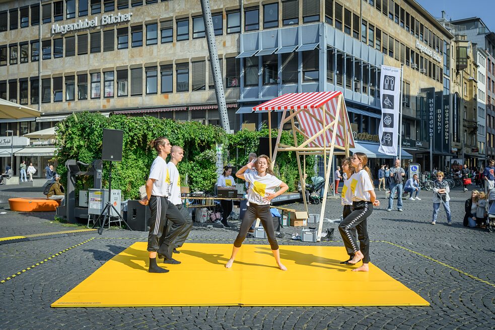 Die Aktionsflächen bilden den räumlichen und konzeptionellen Rahmen für eine Vielzahl von teilweise interaktiven Aktionen und Darbietungen in verschiedenen Bereichen in der Frankfurter Innenstadt im September 2021. 