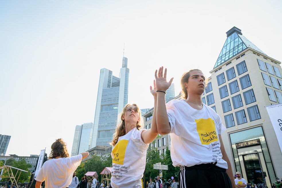 No dia de atividades da iniciativa Making Frankfurt “Centro da Cidade Pós-Corona”, em setembro de 2021, os espaços amarelos quadrados foram o centro das ações no local.  