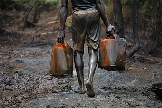 <b>Nachhaltige Umweltzerstörung für Öl</b><br>Treibstoffförderung ist ein weiteres Beispiel: Multinationale Energiekonzerne, subventioniert von der EU, betreiben seit Jahrzehnten Ölförderung im Nigerdelta in Nigeria. Davon profitieren vor allem westliche Wirtschaftsunternehmen und lokale Eliten. Ein großer Anteil des Öls wird in die Europäische Union exportiert. Die mit der Ölförderung verbundene Umweltverschmutzung und die Zerstörung landwirtschaftlicher Nutzflächen jedoch entzieht der Bevölkerung die Lebensgrundlage und führt zu Armut und Krankheit. Jedes Jahr sickern Hunderttausende Barrel Öl aus leckenden Pipelines, viele Ölkonzerne halten sich zudem nicht an nigerianische Gesetze und fördern korrupte Strukturen. 
