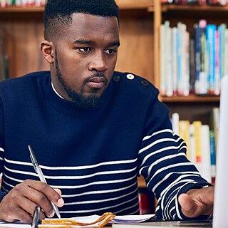 Tisch, Hände und Laptops