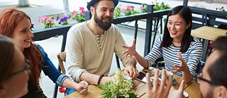 deux femmes et un homme en conversation