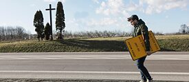 Programm Abschlussveranstaltung „Europa spricht 2021“: Ein Mann trägt ein Schild auf einer Straße