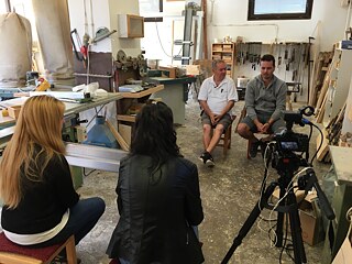Werkstattfoto mit Bürgermeister Pasztorek, seinem Vater und den Journalistinnen