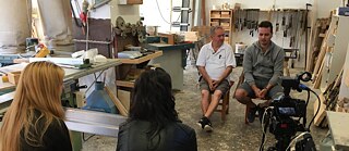 Werkstattfoto mit Bürgermeister Pasztorek, seinem Vater und den Journalistinnen