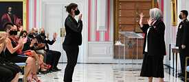 Generalgouverneurin Mary Simon klatscht in Gebärdensprache für Veronique Leduc aus Montreal, nachdem sie die Meritorious Service Medal (Civil Division) bei der Verleihung der kanadischen Ehrungen in der Rideau Hall in Ottawa am 17. September 2021 erhalten hat.