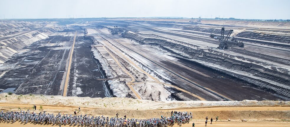 Attivisti che manifestano contro l’estrazione del carbone ai bordi della miniera a cielo aperto di Garzweiler nel 2019.