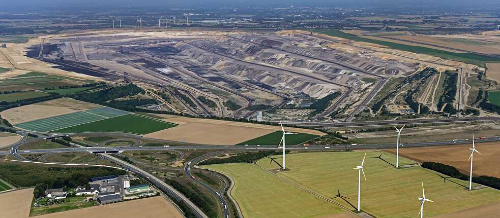 Lignito y aerogeneradores: Vista de la mina a cielo abierto de lignito Garzweiler.