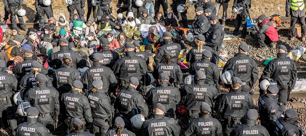Disobbedienza civile significa anche scontri con la polizia. Azione di blocco di Ende Gelände alla miniera a cielo aperto di Hambach nell’ottobre 2019.