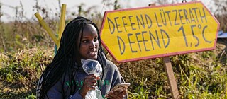 Auch für internationale Klima-Aktivist*innen ist Lützerath zum Symbolort für den Kampf für das 1,5-Grad-Ziel geworden: Nach Greta Thunberg unterstützte im Oktober 2021 auch die ugandische Klimaaktivistin Vanessa Nakate den Protest vor Ort in Lützerath.