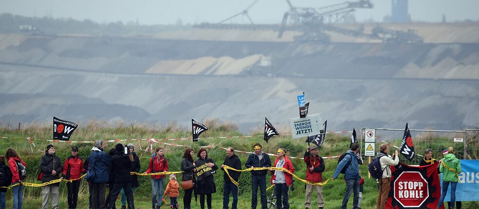 Resistance to opencast lignite mining has a long history: human chain against coal mining at the Garzweiler opencast mine in 2015. 