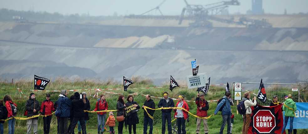 La resistencia contra la minería a cielo abierto de lignito tiene una larga historia: cadena humana contra la producción de carbón en la mina a cielo abierto Garzweiler en 2015.